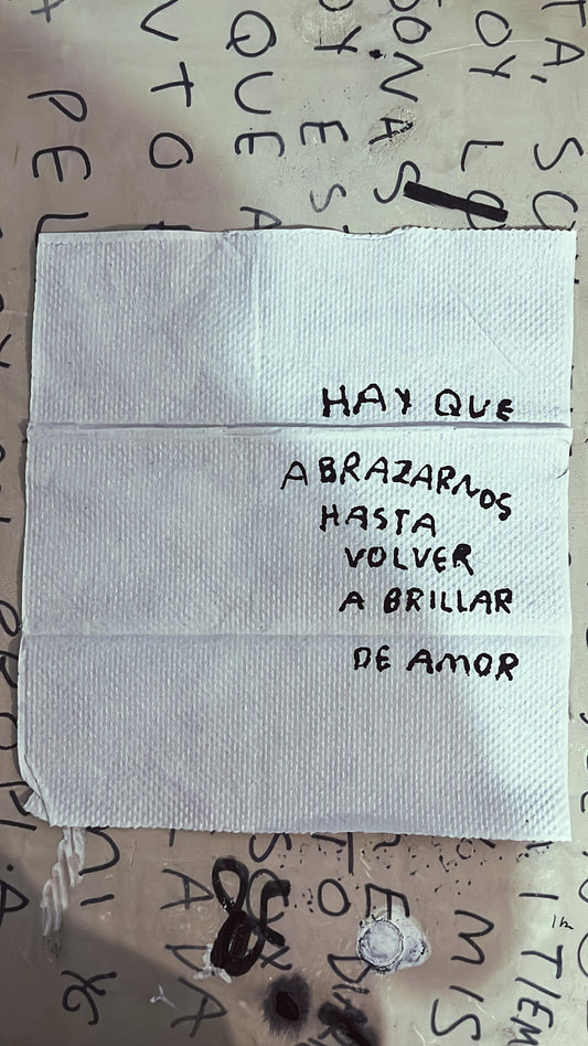 Hay que abrazarnos hasta volver a brillar de amor — Cuadro servilleta pintada a mano - Torna Gris - Artista Mexicano