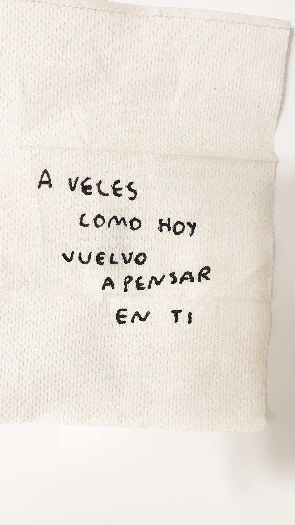A Veces Como Hoy Vuelvo a Pensar en Ti – Servilleta Intervenida Original - Torna Gris - Artista Mexicano