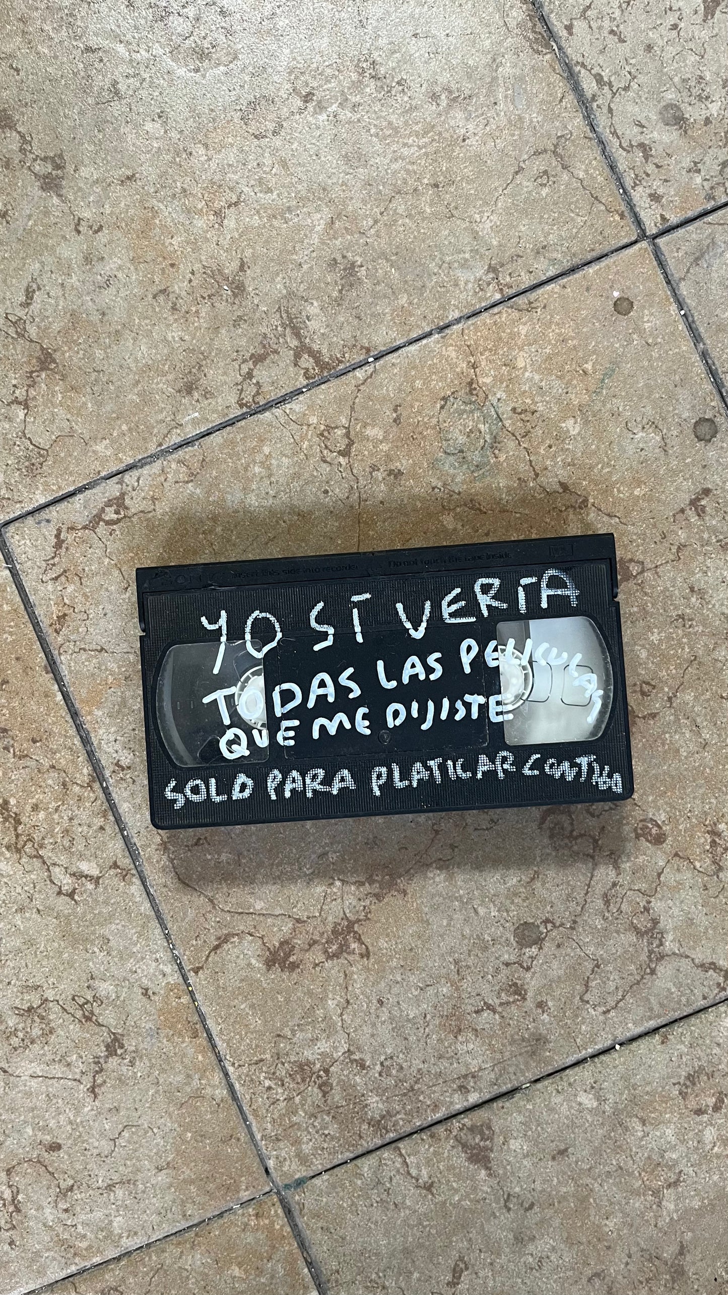 Yo Sí Vería Todas las Películas que Me Dijiste – VHS Intervenido - Torna Gris - Artista Mexicano