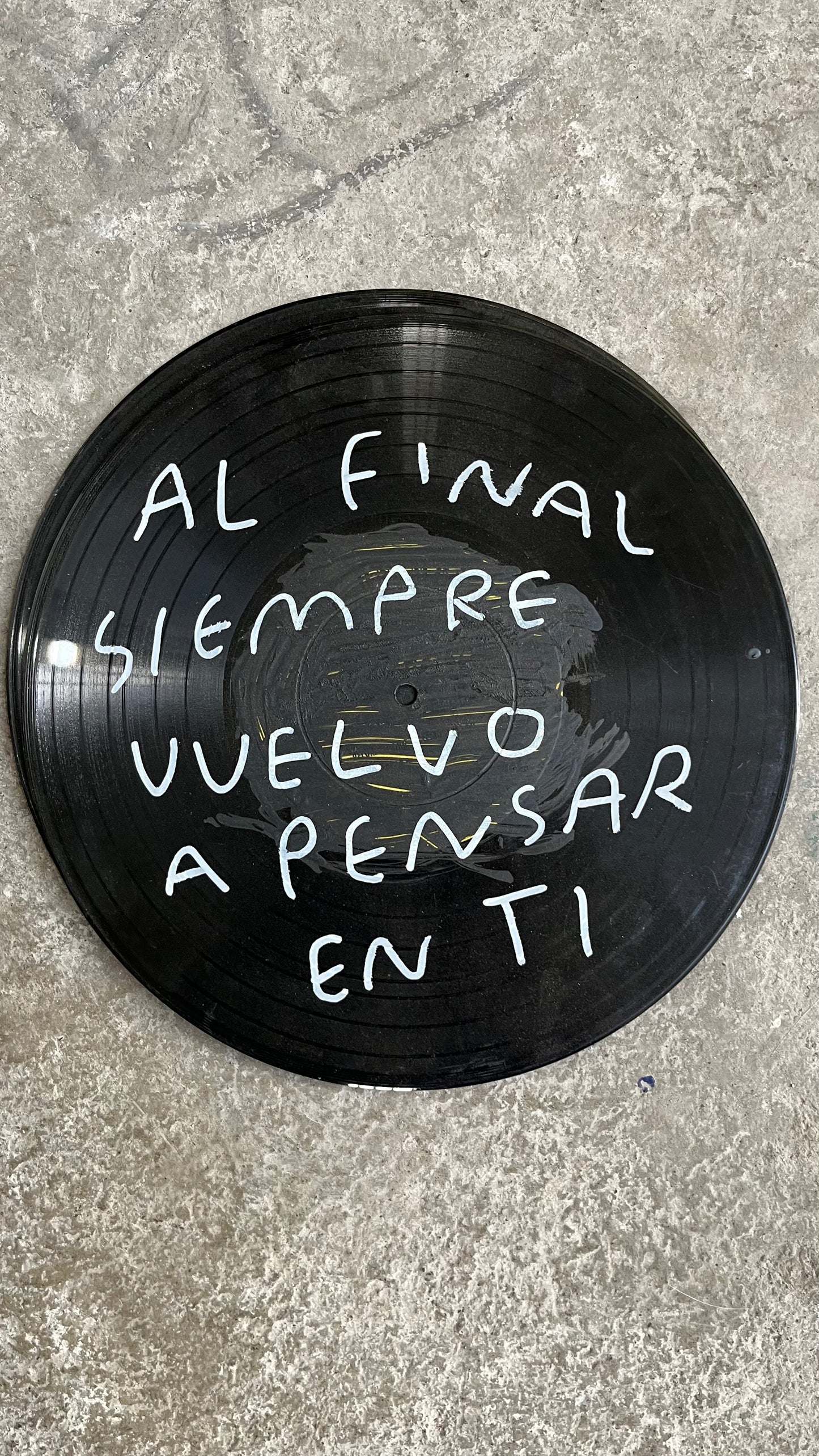 Al Final Siempre Vuelvo a Pensar en Ti – Disco Vinyl Intervenido - Torna Gris - Artista Mexicano