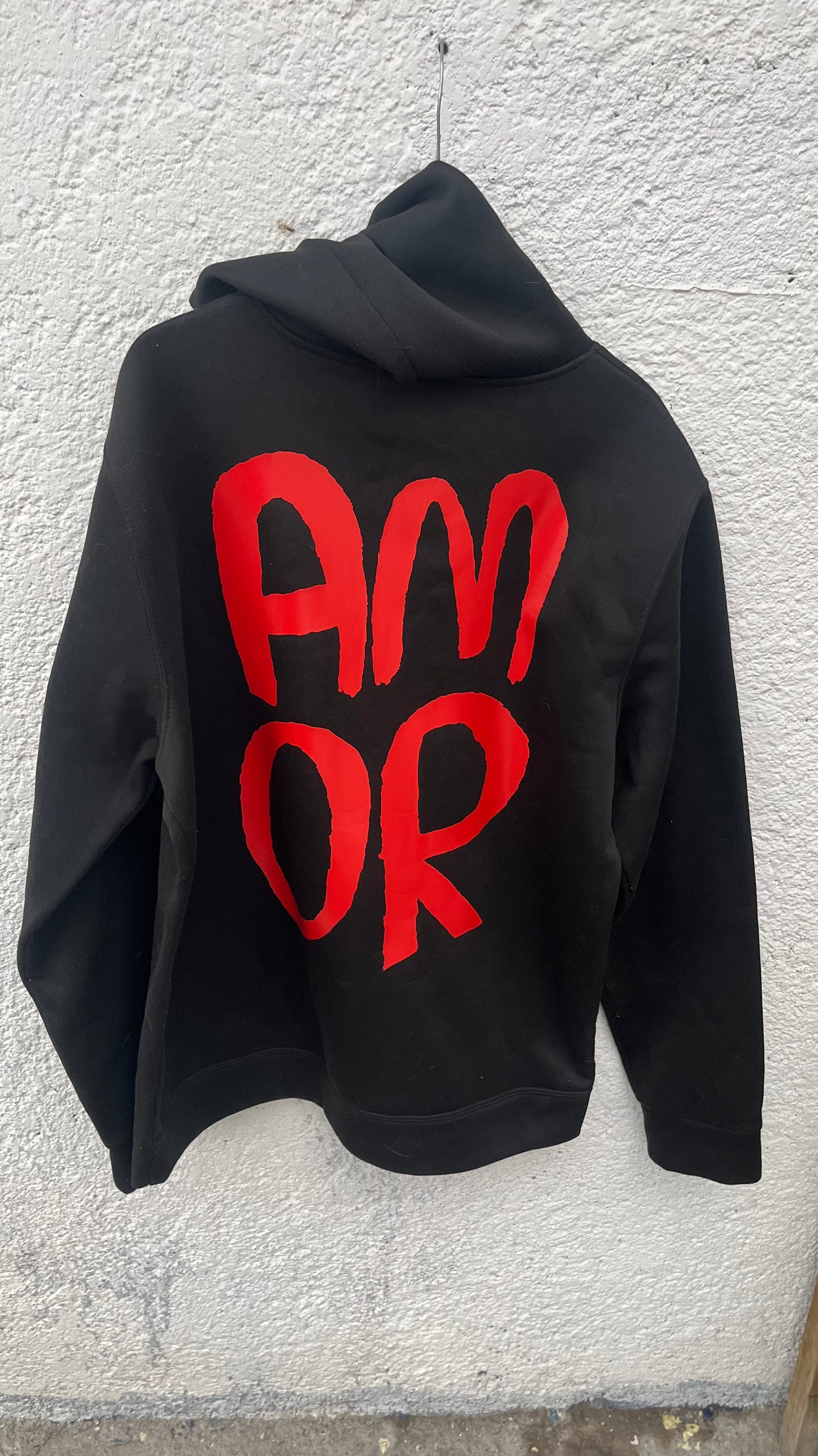 Hoodie Amor – Negra con Estampado Rojo | Tornagris - Torna Gris - Artista Mexicano