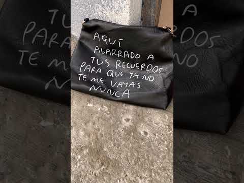 Aquí agarrado a tus recuerdos #recuerdos #bolsa #frases - Torna Gris - Artista Mexicano