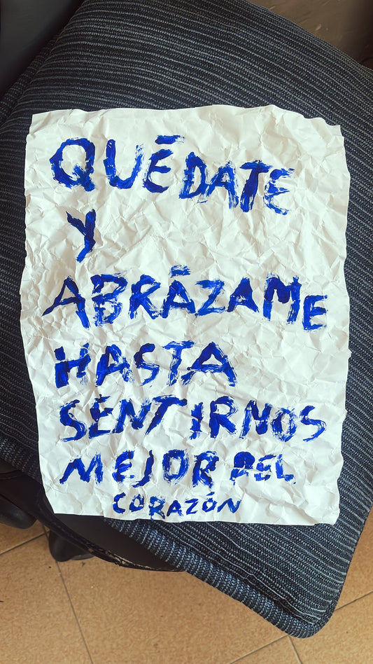 Quédate y abrázame hasta sentirnos mejor del corazón - Torna Gris - Artista Mexicano