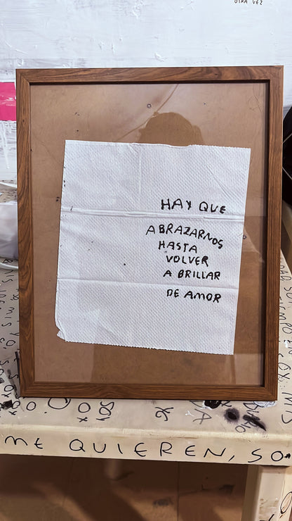 Hay que abrazarnos hasta volver a brillar de amor — Cuadro servilleta pintada a mano - Torna Gris - Artista Mexicano
