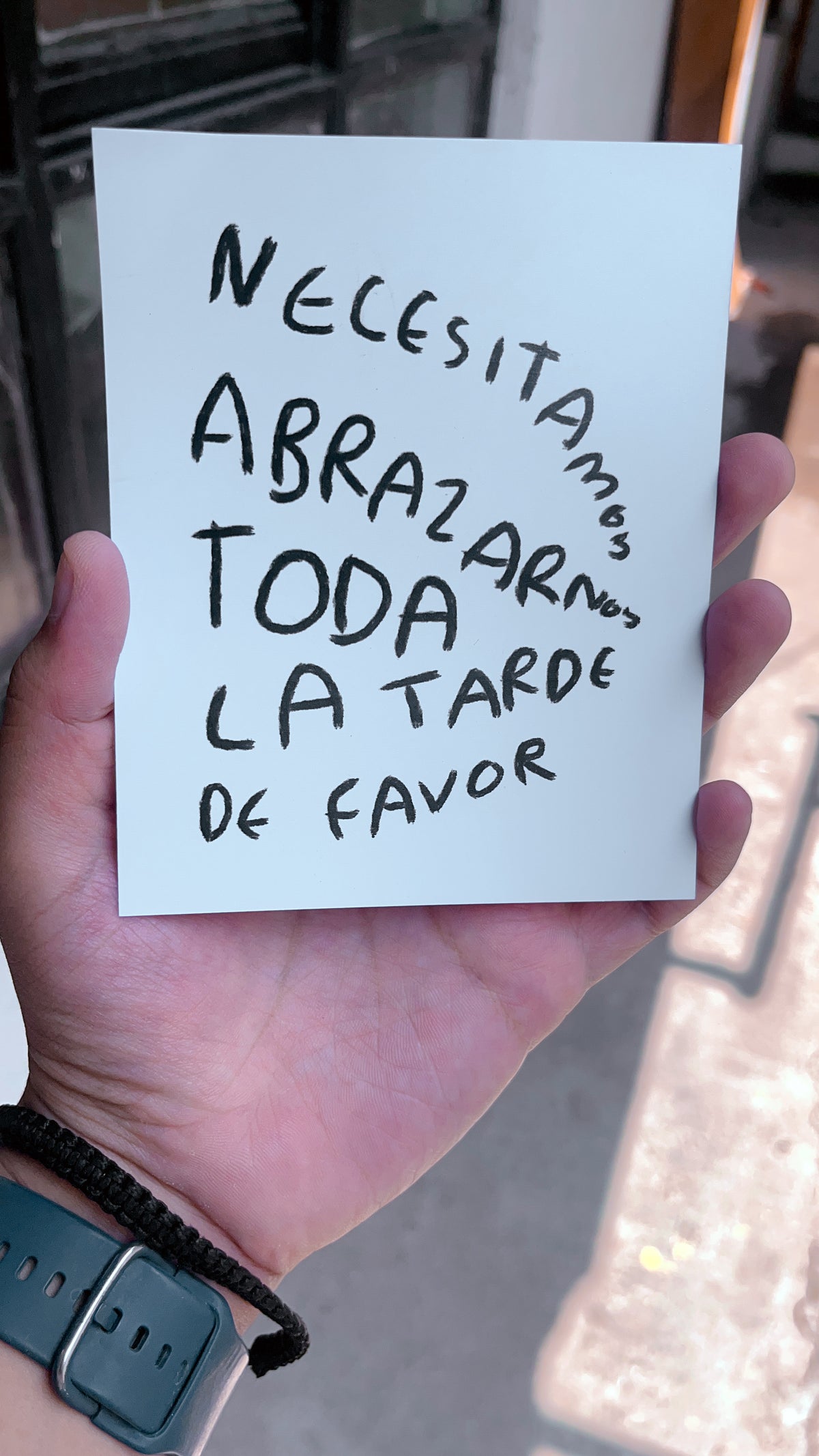 Postal "Necesitamos abrazarnos toda la tarde" - Torna Gris - Artista Mexicano