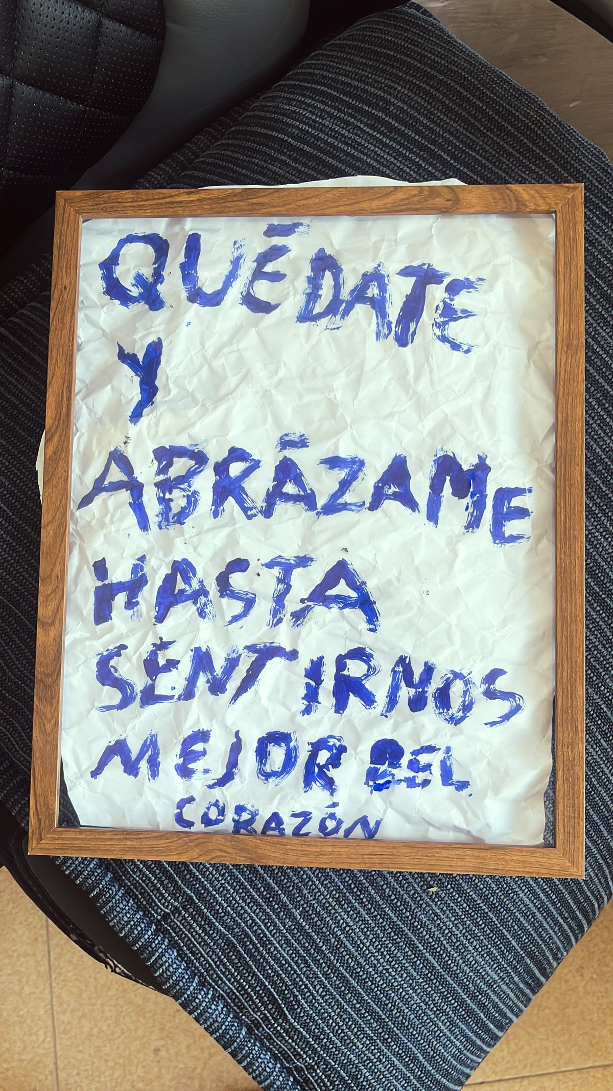 Quédate y abrázame hasta sentirnos mejor del corazón - Torna Gris - Artista Mexicano