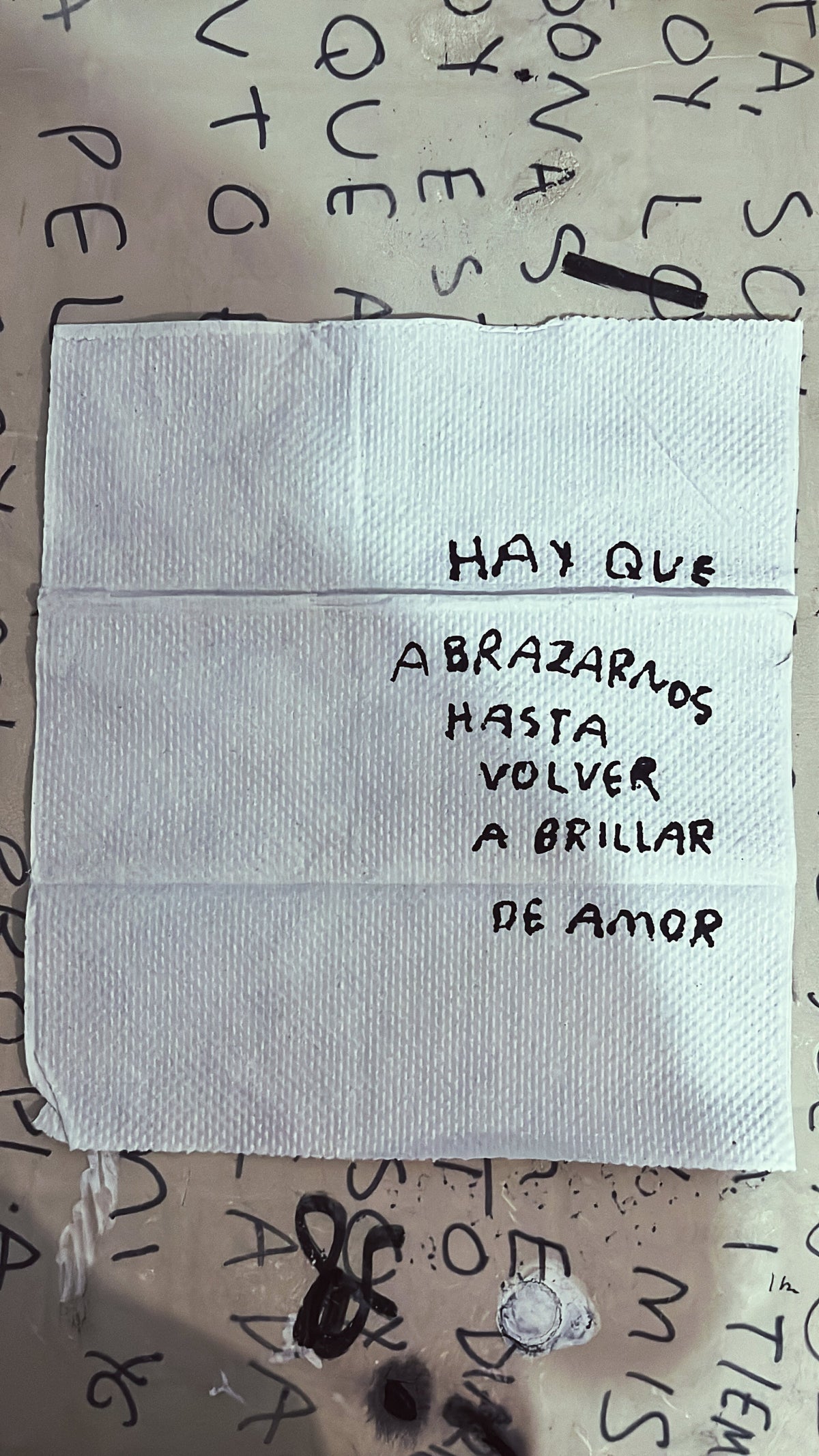 Hay que abrazarnos hasta volver a brillar de amor — Cuadro servilleta pintada a mano - Torna Gris - Artista Mexicano