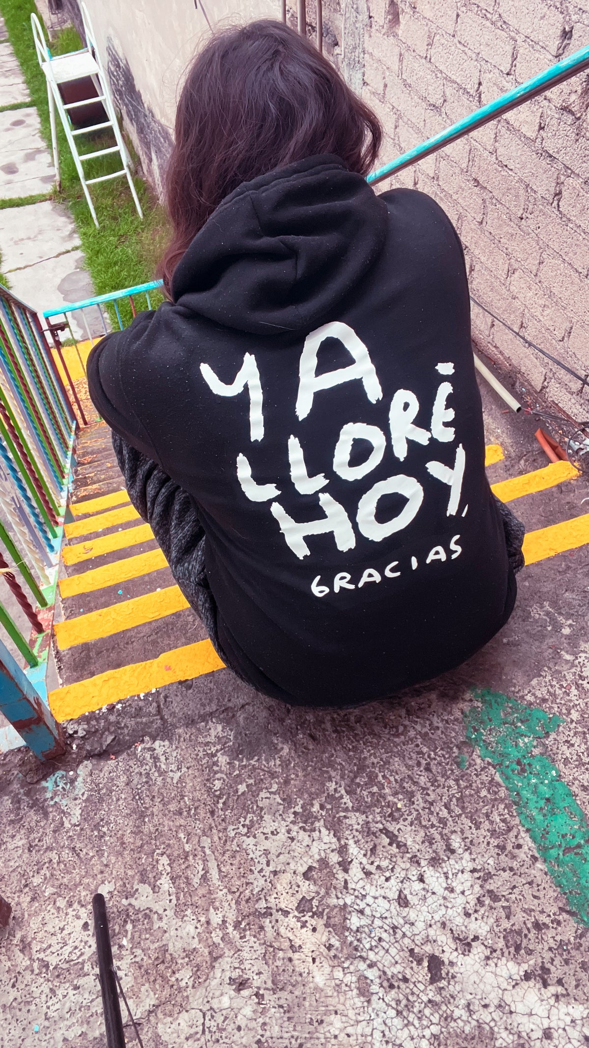 Hoodie Ya lloré, gracias – Negra con Estampado Blanco | Tornagris - Torna Gris - Artista Mexicano