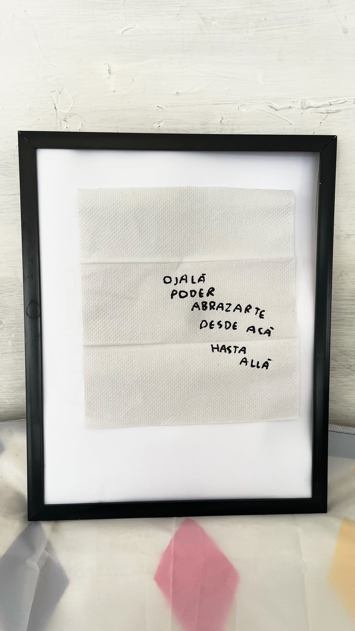 Ojalá Pueda Abrazarte de Aquí Hasta Allá – Servilleta Intervenida Original - Torna Gris - Artista Mexicano