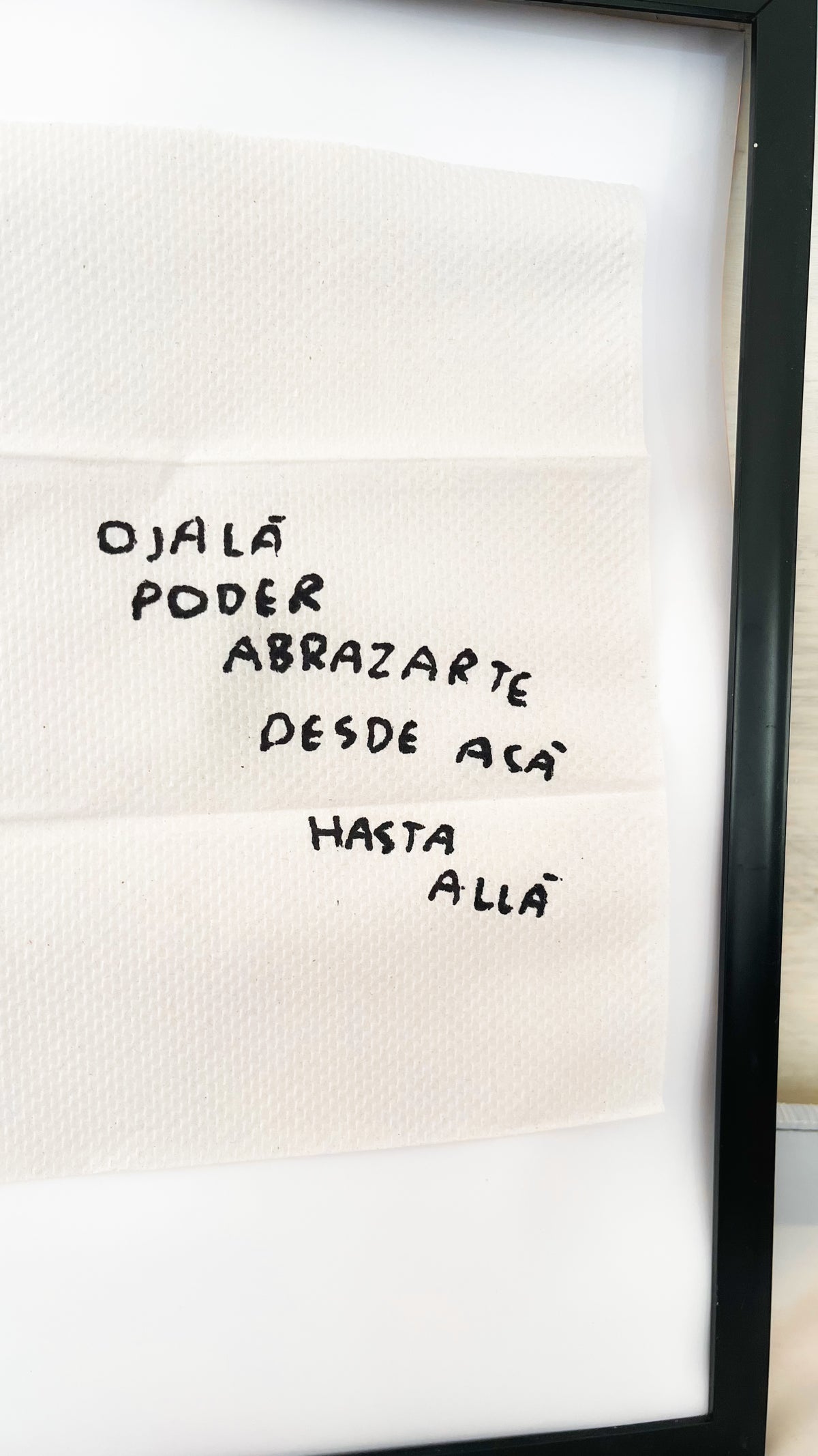 Ojalá Pueda Abrazarte de Aquí Hasta Allá – Servilleta Intervenida Original - Torna Gris - Artista Mexicano