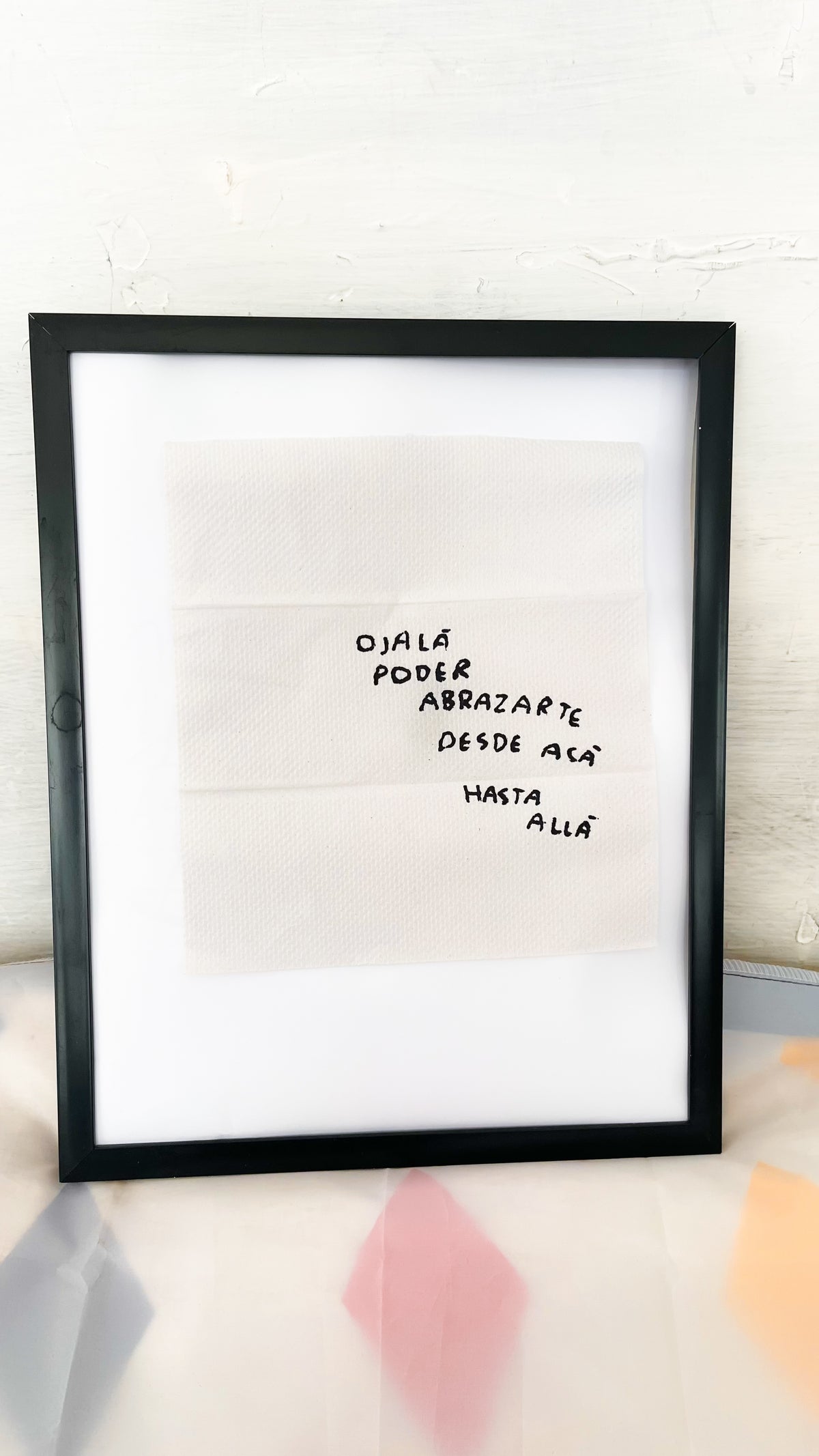 Ojalá Pueda Abrazarte de Aquí Hasta Allá – Servilleta Intervenida Original - Torna Gris - Artista Mexicano