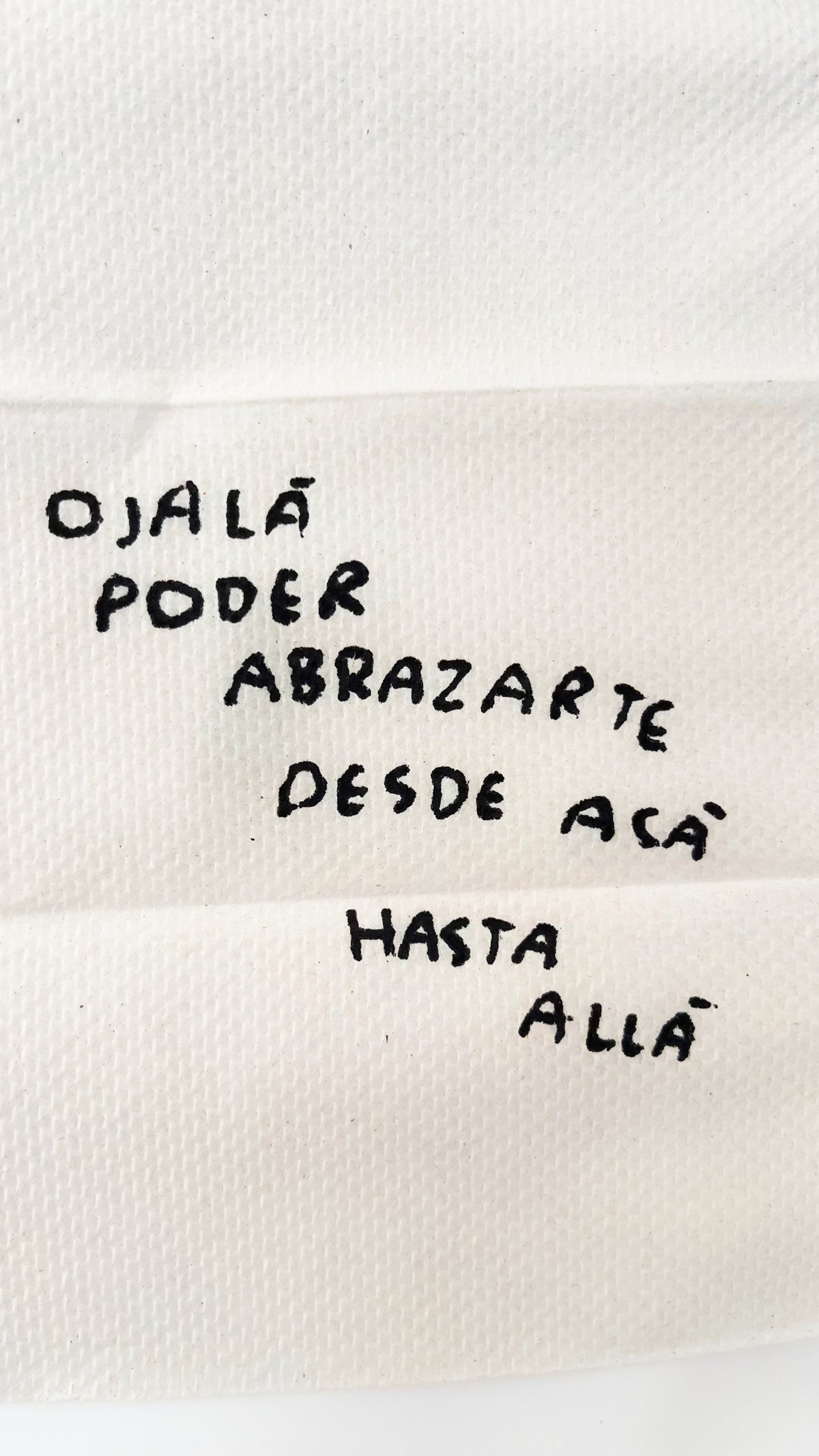 Ojalá Pueda Abrazarte de Aquí Hasta Allá – Servilleta Intervenida Original - Torna Gris - Artista Mexicano