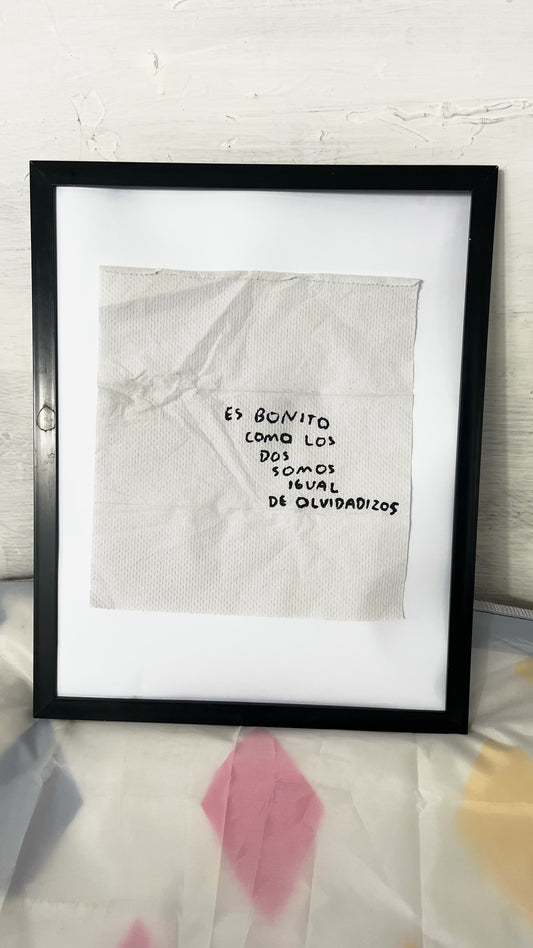 Es Bonito Como los Dos Somos Igual de Olvidadizos – Servilleta Intervenida Original - Torna Gris - Artista Mexicano