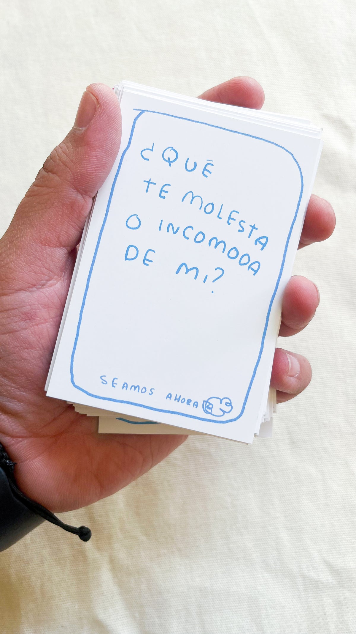 Seamos Nuestro Ahora | Juego de Mesa de 70 Preguntas para Conectar y Conocerse Mejor - Torna Gris - Artista Mexicano