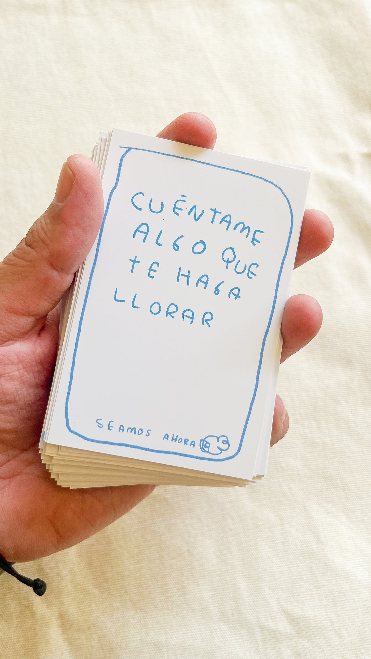 Seamos Nuestro Ahora | Juego de Mesa de 70 Preguntas para Conectar y Conocerse Mejor - Torna Gris - Artista Mexicano
