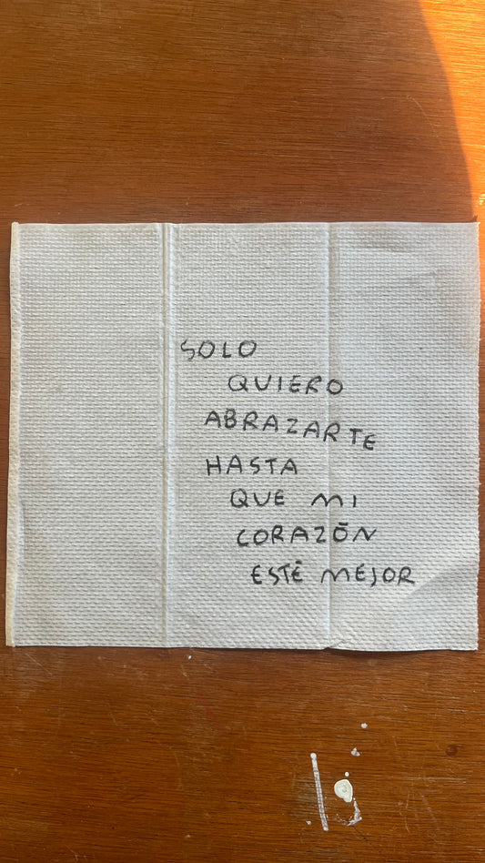 Solo Quiero Abrazarte – Servilleta Enmarcada Original - Torna Gris - Artista Mexicano