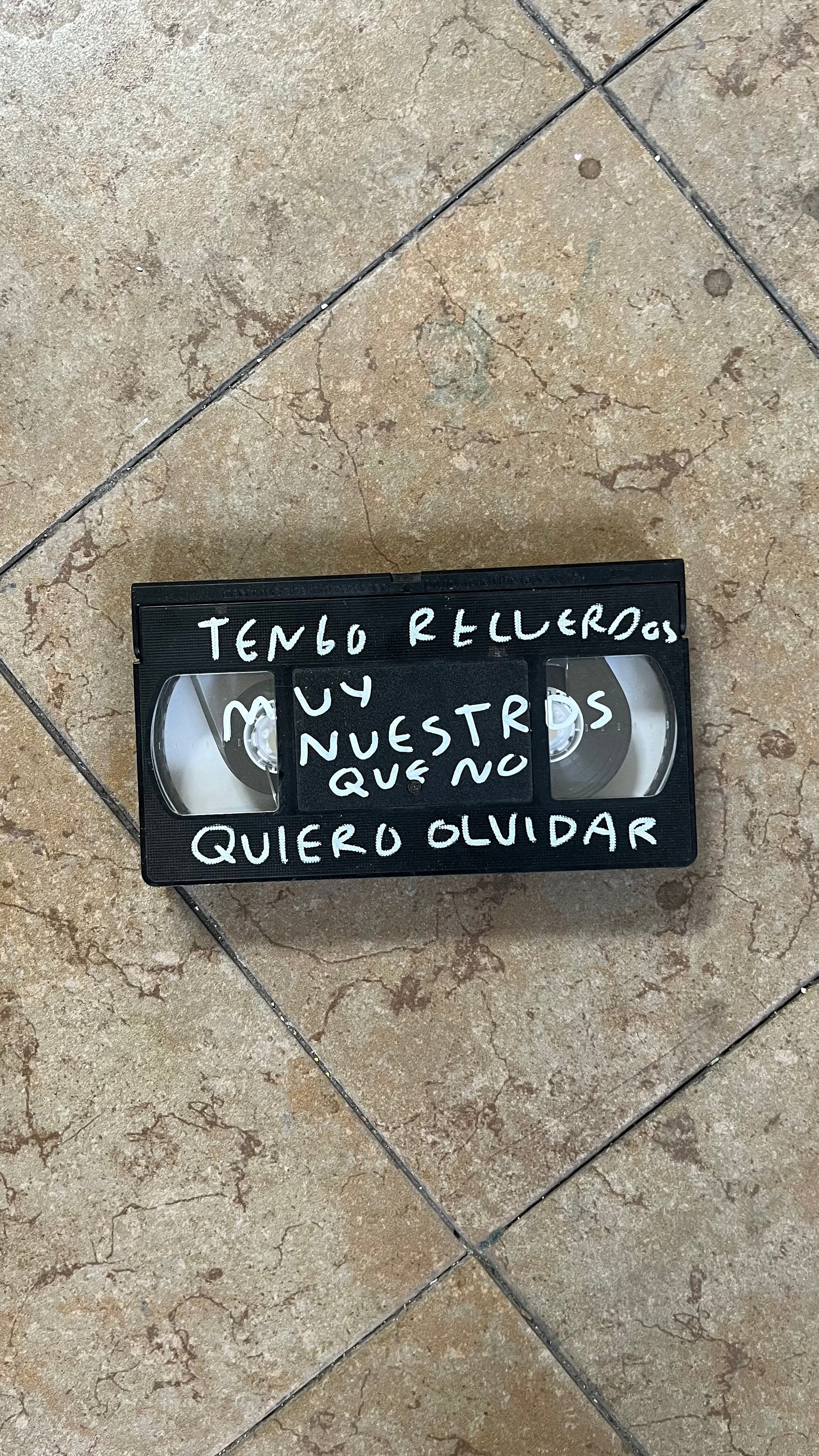 Tenemos Recuerdos Muy Nuestros que No Quiero Olvidar – VHS Intervenido - Torna Gris - Artista Mexicano