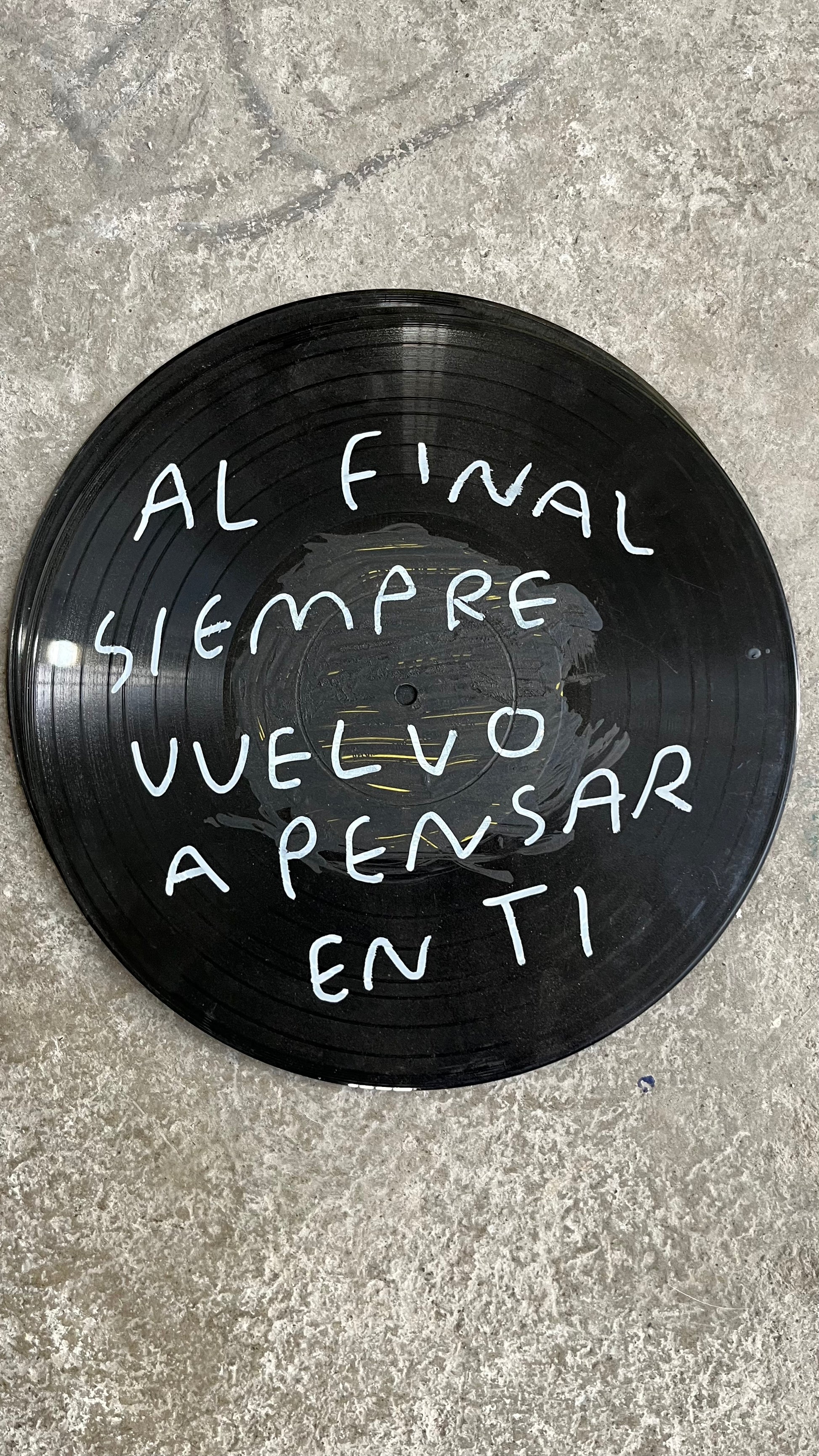 Al Final Siempre Vuelvo a Pensar en Ti – Disco Vinyl Intervenido - Torna Gris - Artista Mexicano