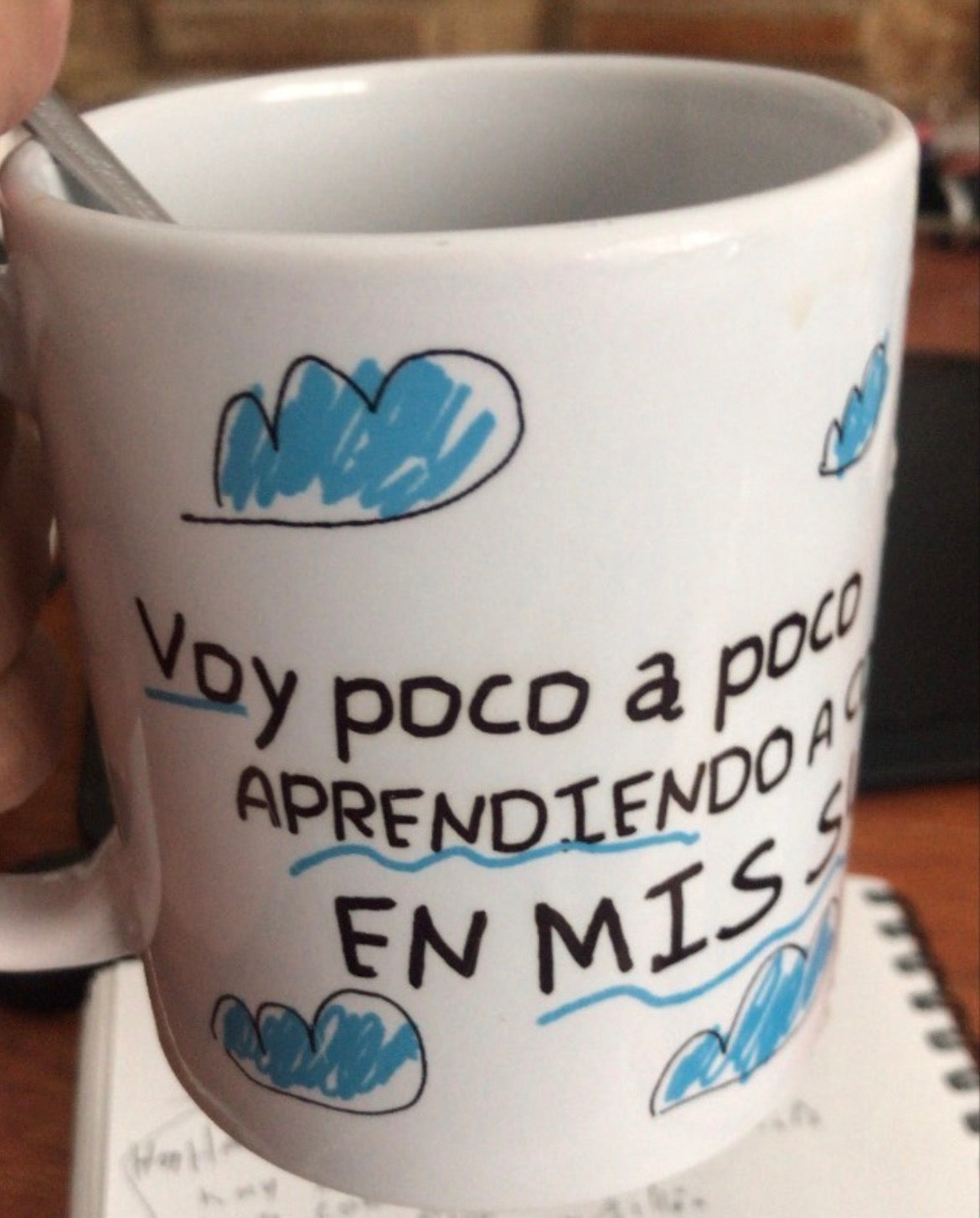 Taza Voy Poco a Poco Aprendiendo a Confiar en Mis Sueños — Edición Clásica | Torna Gris - Torna Gris - Artista Mexicano
