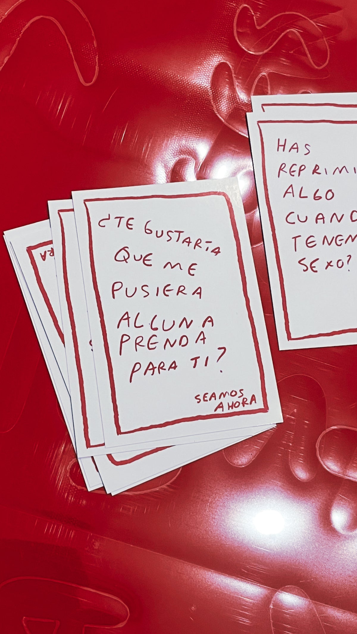 Seamos Nuestro Ahora | ADULTOS (PDF imprimible) - Juego de Mesa de 70 Preguntas sin Filtro para Conectar - Torna Gris - Artista Mexicano