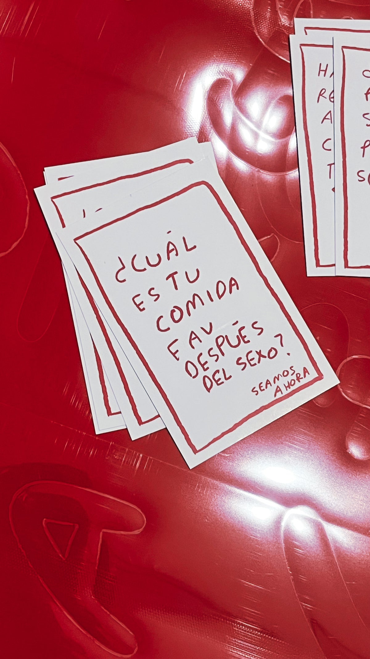 Seamos Nuestro Ahora | ADULTOS (PDF imprimible) - Juego de Mesa de 70 Preguntas sin Filtro para Conectar - Torna Gris - Artista Mexicano