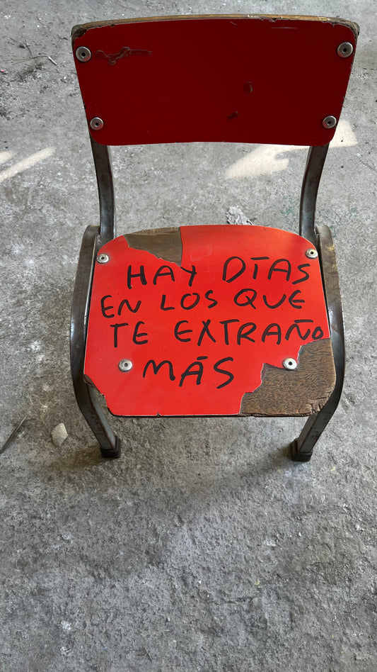 Hay Días en los que Te Extraño Más – Silla de Madera Intervenida - Torna Gris - Artista Mexicano