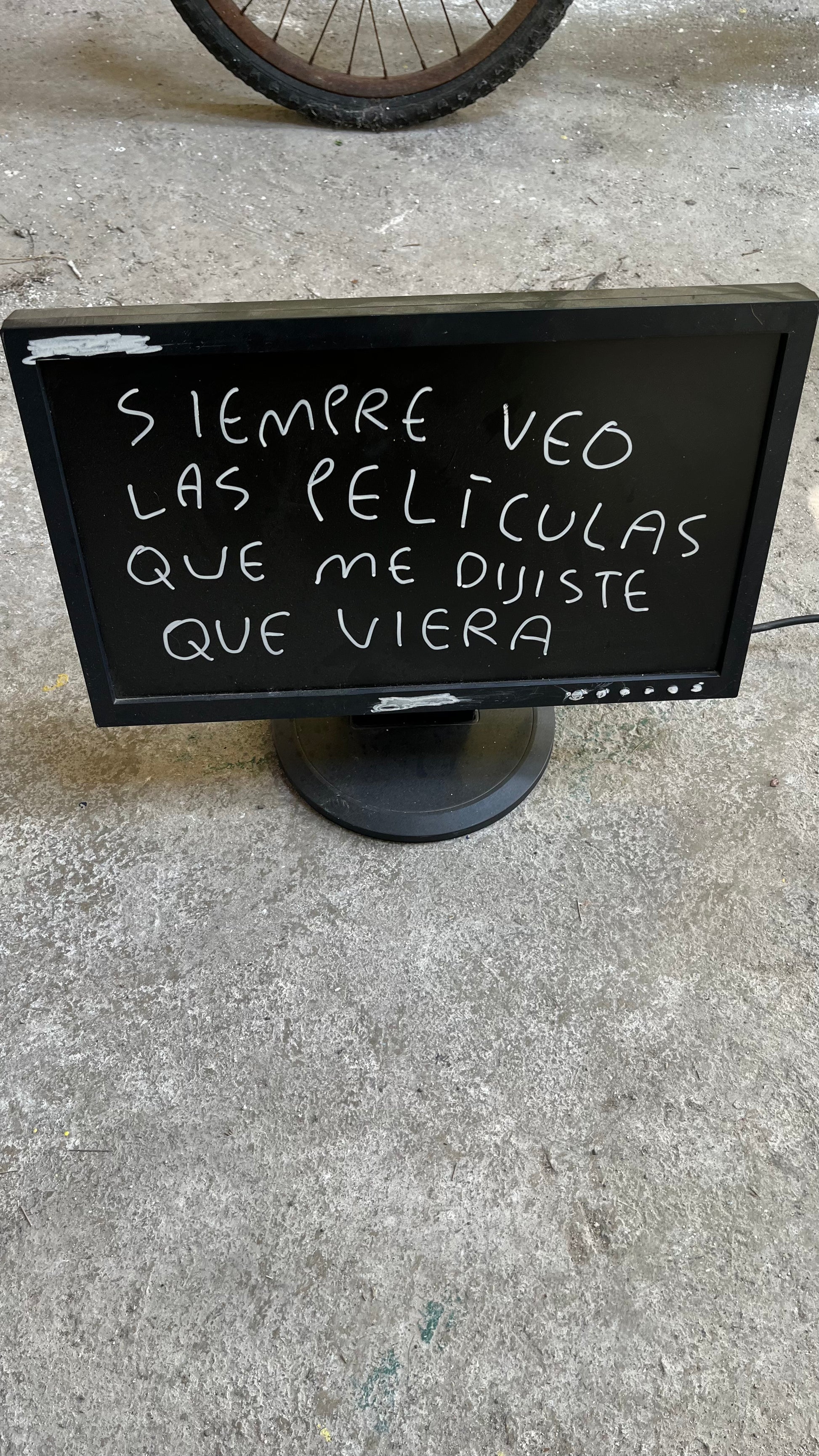 Siempre Veo las Películas que Me Dijiste que Viera – Monitor de PC Intervenido - Torna Gris - Artista Mexicano