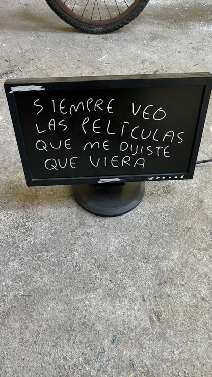 Siempre Veo las Películas que Me Dijiste que Viera – Monitor de PC Intervenido - Torna Gris - Artista Mexicano