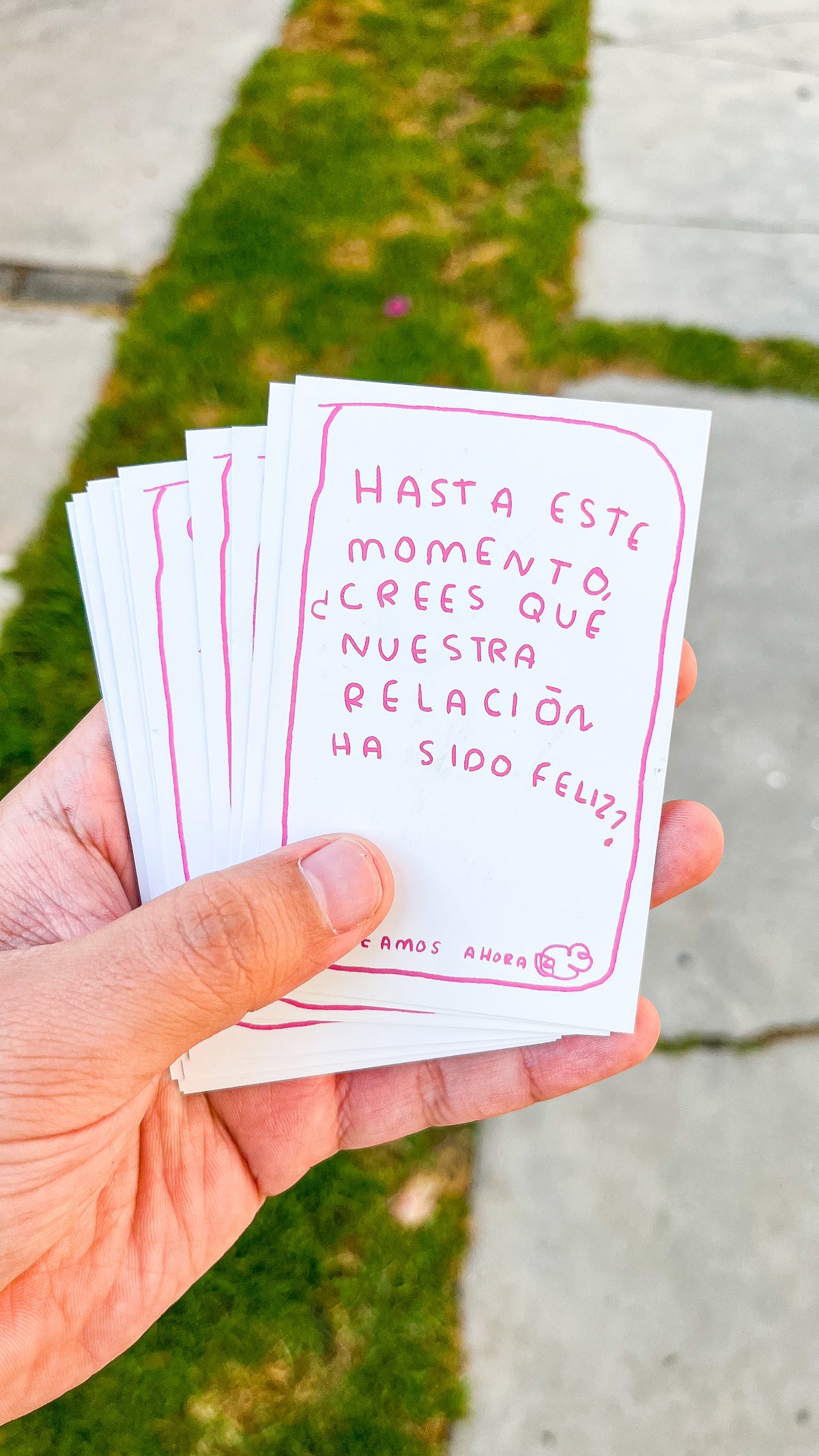 Seamos Nuestro Ahora | PAREJAS - Juego de Mesa de 70 Preguntas para Fortalecer Conexiones Emocionales - Torna Gris - Artista Mexicano