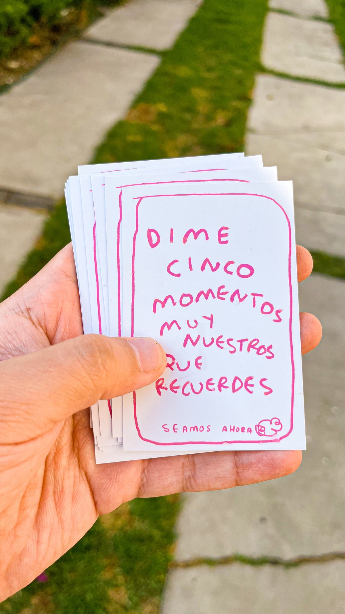 Seamos Nuestro Ahora | PAREJAS - Juego de Mesa de 70 Preguntas para Fortalecer Conexiones Emocionales - Torna Gris - Artista Mexicano
