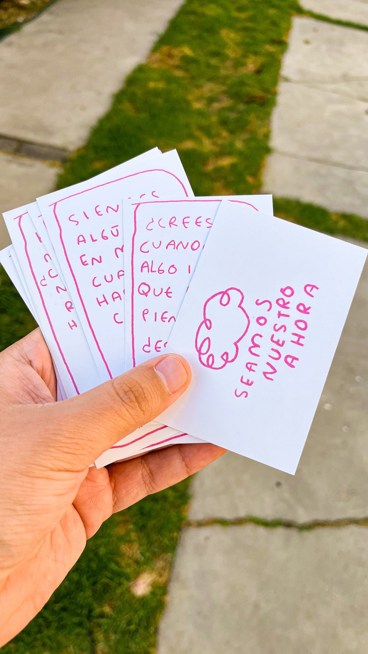 Seamos Nuestro Ahora | PAREJAS - Juego de Mesa de 70 Preguntas para Fortalecer Conexiones Emocionales - Torna Gris - Artista Mexicano