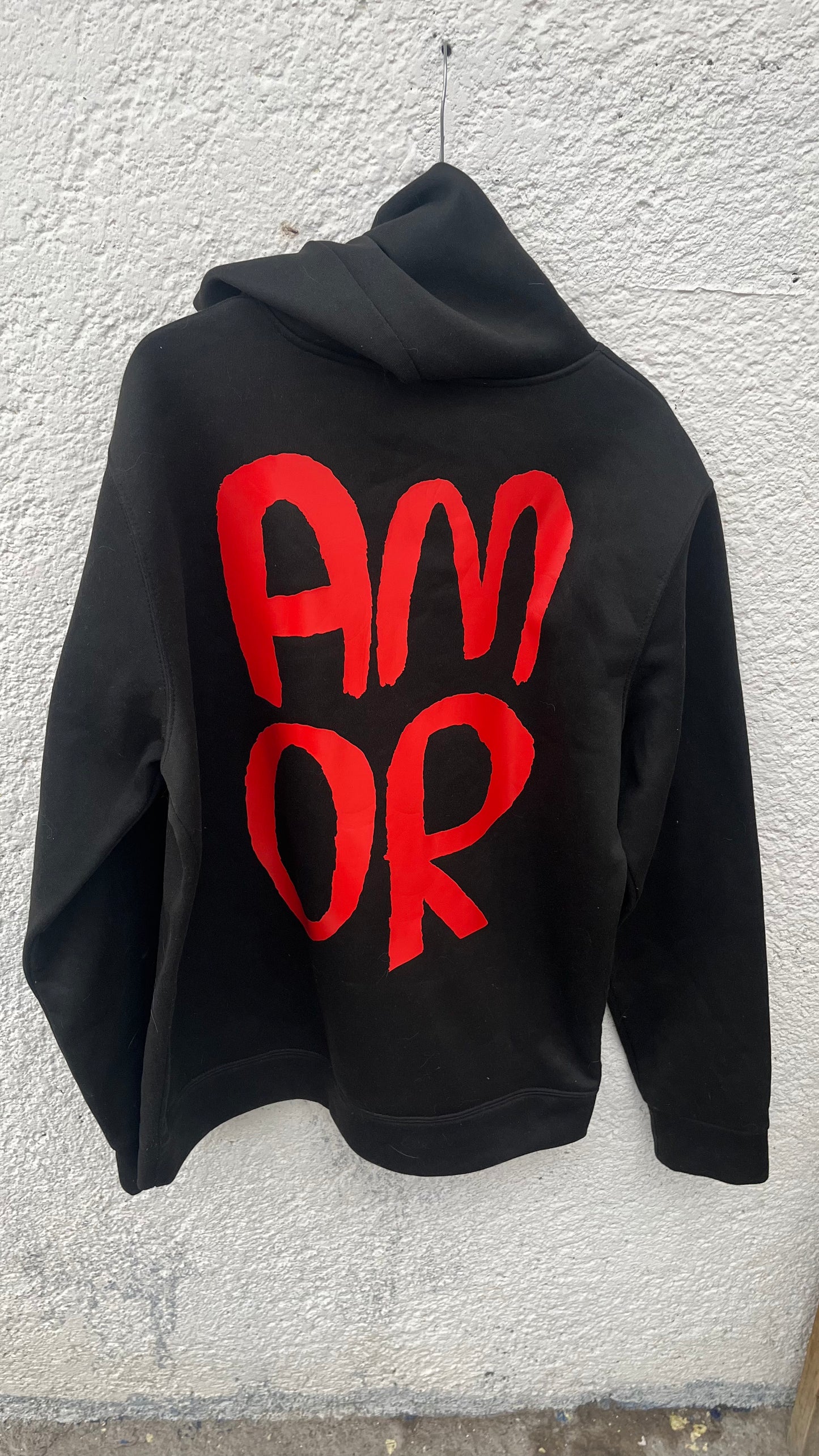 Hoodie Amor – Negra con Estampado Rojo | Tornagris - Torna Gris - Artista Mexicano
