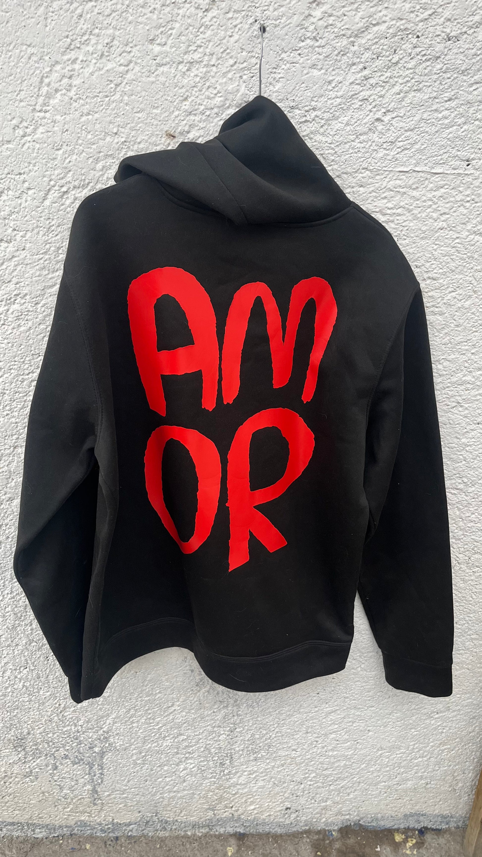 Hoodie Amor – Negra con Estampado Rojo | Tornagris - Torna Gris - Artista Mexicano