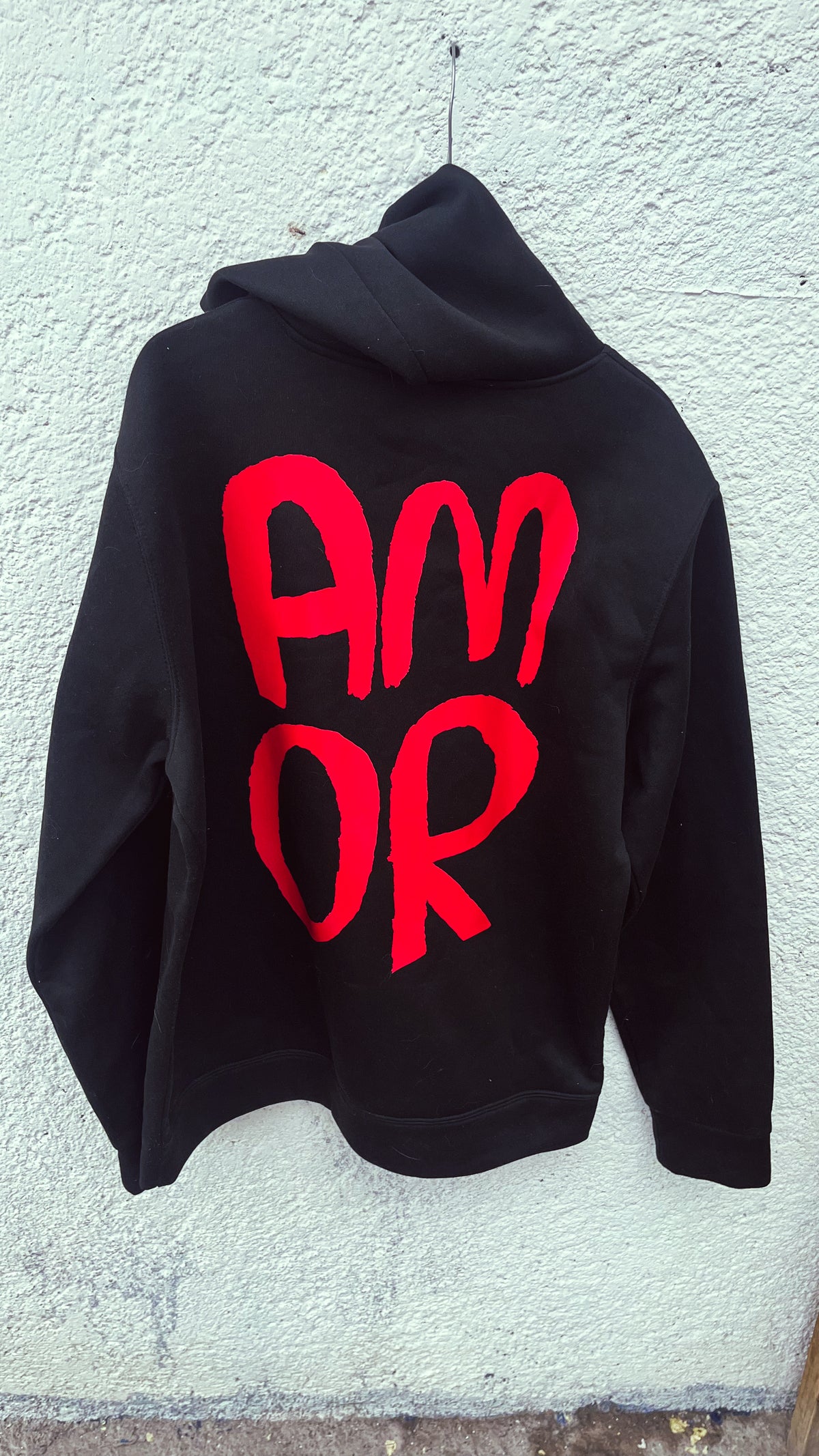 Hoodie Amor – Negra con Estampado Rojo | Tornagris - Torna Gris - Artista Mexicano